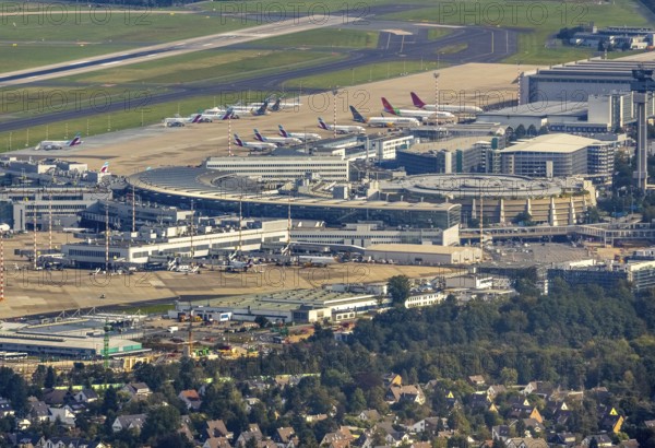 Aerial photograph, Düsseldorf Airport in the Lohausen district of Düsseldorf, Rhineland, North Rhine-Westphalia, Germany, terminal building, DE, Düsseldorf, Europe, flight emission, airport, aircraft noise, aeroplane, aerial photograph, aerial photography, aerial photography, overview, bird's-eye view, overview