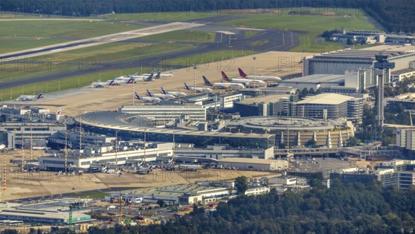 Aerial photograph, Düsseldorf Airport in the Lohausen district of Düsseldorf, Rhineland, North Rhine-Westphalia, Germany, terminal building, DE, Düsseldorf, Europe, flight emission, airport, aircraft noise, aeroplane, aerial photograph, aerial photography, aerial photography, overview, bird's-eye view, overview