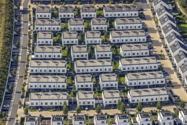 Aerial view, terraced houses single-family houses residential quarter Unter der Mühle in the district Büderich in Meerbusch, Rhineland, North Rhine-Westphalia, Germany, DE, single-family houses, Europe, property tax, real estate, aerial view, aerial photography, aerial photography, Meerbusch, terraced houses, overview, bird's-eye view, residential complex, housing and living, residential area, residential buildings, quality of living, residential quarter, housing estate, birds-eyes view, former site of the Böhlerwerke, overview