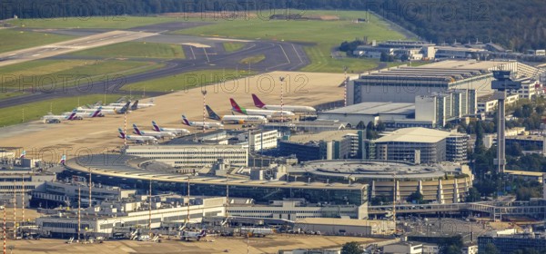 Aerial photograph, Düsseldorf Airport in the Lohausen district of Düsseldorf, Rhineland, North Rhine-Westphalia, Germany, terminal building, DE, Düsseldorf, Europe, flight emission, airport, aircraft noise, aeroplane, aerial photograph, aerial photography, aerial photography, overview, bird's-eye view, overview