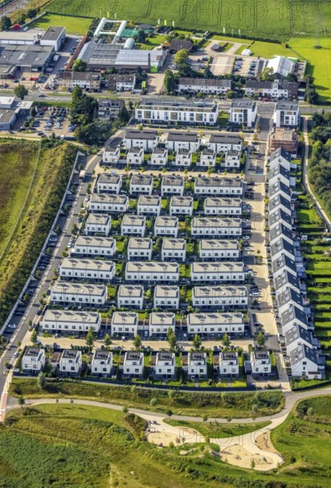Aerial view, terraced houses single-family houses residential quarter Unter der Mühle in the district Büderich in Meerbusch, Rhineland, North Rhine-Westphalia, Germany, DE, single-family houses, Europe, property tax, real estate, aerial view, aerial photography, aerial photography, Meerbusch, terraced houses, overview, bird's-eye view, residential complex, housing and living, residential area, residential buildings, quality of living, residential quarter, housing estate, birds-eyes view, former site of the Böhlerwerke, overview