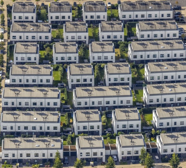 Aerial view, terraced houses single-family houses residential quarter Unter der Mühle in the district Büderich in Meerbusch, Rhineland, North Rhine-Westphalia, Germany, DE, single-family houses, Europe, property tax, real estate, aerial view, aerial photography, aerial photography, Meerbusch, terraced houses, overview, bird's-eye view, residential complex, housing and living, residential area, residential buildings, quality of living, residential quarter, housing estate, birds-eyes view, former site of the Böhlerwerke, overview