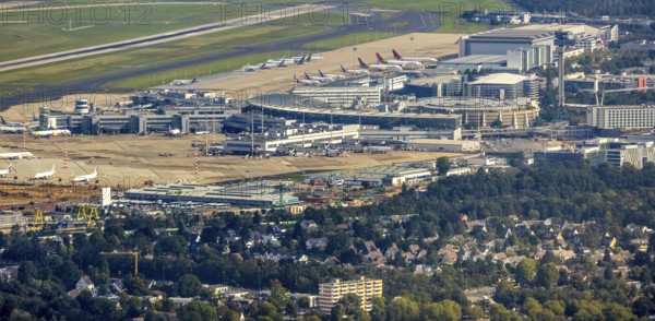 Aerial photograph, Düsseldorf Airport in the Lohausen district of Düsseldorf, Rhineland, North Rhine-Westphalia, Germany, terminal building, DE, Düsseldorf, Europe, flight emission, airport, aircraft noise, aeroplane, aerial photograph, aerial photography, aerial photography, overview, bird's-eye view, overview