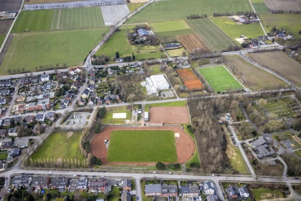 Aerial view, district sports facility Kirchhellen, sports field VfB Kirchhellen 1920 e.V., Bottrop-Kirchhellen, Ruhr area, North Rhine-Westphalia, Germany, DE, Europe, football pitch, football stadium, football club, aerial view, aerial photography, aerial photography, sports, sports facilities, sports field, sports facility, stadium, tennis, tennis facility, tennis courts, overview, bird's eye view, birds-eyes view, overview