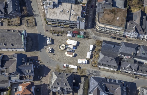 Aerial view, market place with fountain, gastronomy at the market place with half-timbered houses, Brilon, Sauerland, North Rhine-Westphalia, Germany, DE, Europe, aerial view, aerial photography, aerial photography, market, market stalls, overview, bird's eye view, weekly market market, birds-eyes view, overview