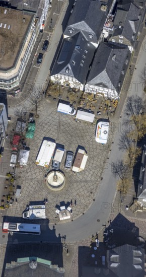 Aerial view, market place with fountain, gastronomy at the market place with half-timbered houses, Brilon, Sauerland, North Rhine-Westphalia, Germany, DE, Europe, aerial view, aerial photography, aerial photography, market, market stalls, overview, bird's eye view, weekly market market, birds-eyes view, overview