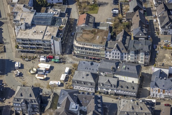 Aerial view, market place with fountain, gastronomy at the market place with half-timbered houses, Brilon, Sauerland, North Rhine-Westphalia, Germany, DE, Europe, aerial view, aerial photography, aerial photography, market, market stalls, overview, bird's eye view, weekly market market, birds-eyes view, overview