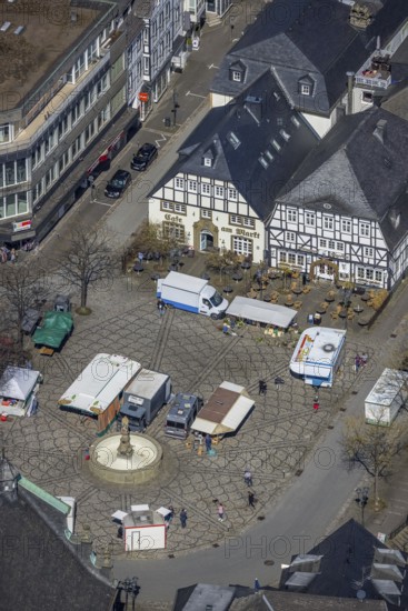 Aerial view, market place with fountain, gastronomy at the market place with half-timbered houses, Brilon, Sauerland, North Rhine-Westphalia, Germany, DE, Europe, aerial view, aerial photography, aerial photography, market, market stalls, overview, bird's eye view, weekly market market, birds-eyes view, overview