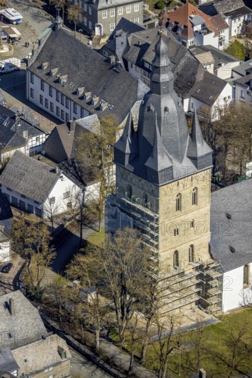 Aerial view, renovation of the catholic parish church of St Peter and St Andrew, Brilon, Sauerland, North Rhine-Westphalia, Germany, place of worship, construction work, construction project, construction site, DE, Europe, religious community, place of worship, green trees, Hochsauerlandkreis, church, parish, denomination, aerial view, aerial photography, aerial photography, Propst-Meyer-Straße, religion, renovation, refurbishment, overview, cladding, bird's eye view, birds-eyes view, overview