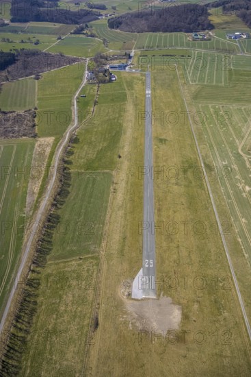 Aerial photo, Brilon Hochsauerland airfield, Zum alten Tower, EFR Brilon Landeplatz, Brilon, Sauerland, North Rhine-Westphalia, Germany, terminal building, DE, Europe, airport, airfield, Hochsauerlandkreis, runway, aerial photograph, aerial photography, aerial photography, Luftsportverein Brilon e.V., runway, Thülener Bruch, overview, bird's-eye view, birds-eyes view, overview