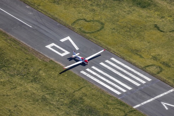 Aerial photo, Brilon Hochsauerland airfield, Zum alten Tower, EFR Brilon landing site, Motorsegeler D-KBUT, Brilon, Sauerland, North Rhine-Westphalia, Germany, DE, Europe, airport, airfield, Hochsauerlandkreis, runway, aerial photo, aerial photography, aerial photography, Luftsportverein Brilon e.V., runway, Thülener Bruch, overview, bird's-eye view, birds-eyes view, overview
