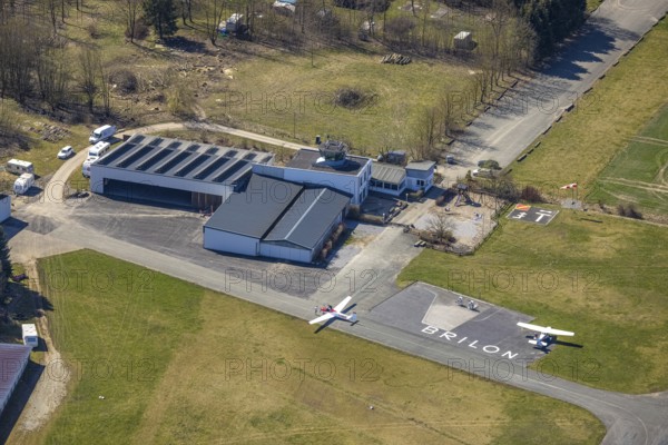 Aerial photo, Brilon Hochsauerland airfield, Zum alten Tower, EFR Brilon Landeplatz, Brilon, Sauerland, North Rhine-Westphalia, Germany, terminal building, DE, Europe, airport, airfield, Hochsauerlandkreis, runway, aerial photograph, aerial photography, aerial photography, Luftsportverein Brilon e.V., runway, Thülener Bruch, overview, bird's-eye view, birds-eyes view, overview