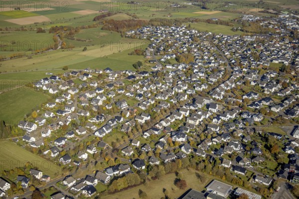 Aerial view, town view with housing estate in Brilon, Sauerland, North Rhine-Westphalia, Germany, Brilon, DE, Europe, property tax, real estate, aerial view, aerial photography, aerial photography, town view, overview, bird's-eye view, housing estate, residential area, residential buildings, residential quality, residential neighbourhood, housing estate, birds-eyes view, overview