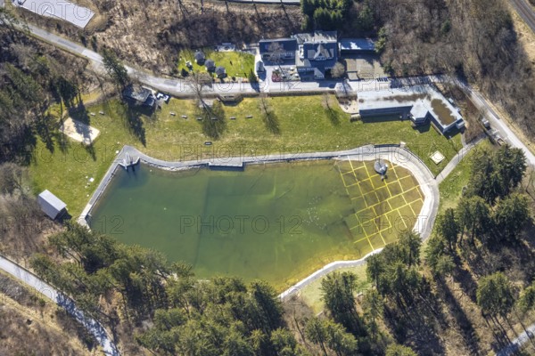 Aerial view, Forsthaus forest lake with Waldfreibad Gudenhagen, natural outdoor pool, Gudenhagen, Brilon, Sauerland, North Rhine-Westphalia, Germany, Am forest lake, bathing resort, DE, Europe, half-timbered houses, outdoor pool, leisure activities, aerial view, aerial photography, aerial photography, swimming pool, overview, bird's-eye view, overview