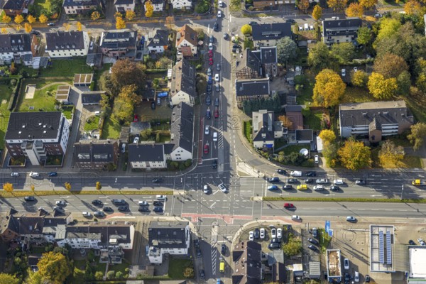 Aerial view, intersection of Hans-Sachs-Straße and Eichenstraße and red cycle path marking in the north-east district of Bottrop, Ruhr area, North Rhine-Westphalia, Germany, Bottrop, DE, Europe, aerial view, aerial photography, aerial photography, cycle path, road traffic, overview, traffic safety, bird's eye view, birds-eyes view, overview