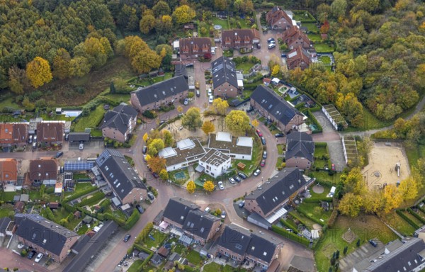Aerial view, Circular residential complex Im Johannestal and municip. Kindergarten Boy in the interior in the district Boy in Bottrop, Ruhr area, North Rhine-Westphalia, Germany, Bottrop, DE, Europe, property tax, real estate, kindergarten, day-care centre, day-care centre for children, aerial photograph, aerial photography, aerial photography, overview, bird's-eye view, residential complex, living and living, residential area, residential buildings, residential quality, residential quarter, housing estate, birds-eyes view, overview