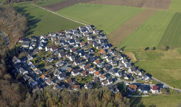 Aerial view, housing estate on Volkringhauser Weg in the district of Beckum in Balve, Sauerland, North Rhine-Westphalia, Germany, Balve, DE, Europe, property tax, real estate, aerial view, aerial photography, aerial photography, overview, bird's-eye view, housing estate, housing and living, residential area, residential buildings, residential quality, residential neighbourhood, housing estate, birds-eyes view, overview