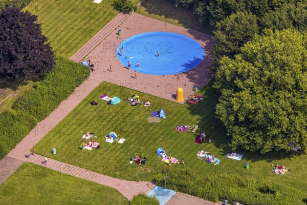 Aerial view, outdoor pool and wave pool Weddinghofen in the leisure centre Im Häupen in Weddinghofen in Bergkamen, Ruhr area, North Rhine-Westphalia, Germany, bathing establishment, bathing resort, bathing fun, Bergkamen, DE, Europe, outdoor pool, leisure facility, leisure pool, leisure activities, aerial view, aerial photography, aerial photography, swimming pool, swimming pool, overview, bird's eye view, water slide, birds-eyes view, overview