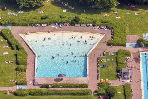 Aerial view, outdoor pool and wave pool Weddinghofen in the leisure centre Im Häupen in Weddinghofen in Bergkamen, Ruhr area, North Rhine-Westphalia, Germany, bathing establishment, bathing resort, bathing fun, Bergkamen, DE, Europe, outdoor pool, leisure facility, leisure pool, leisure activities, aerial view, aerial photography, aerial photography, swimming pool, swimming pool, overview, bird's eye view, water slide, birds-eyes view, overview
