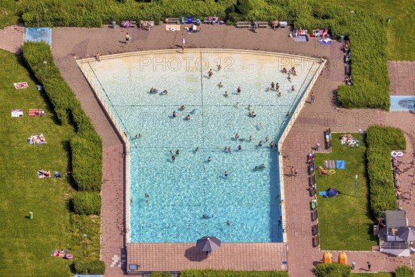 Aerial view, outdoor pool and wave pool Weddinghofen in the leisure centre Im Häupen in Weddinghofen in Bergkamen, Ruhr area, North Rhine-Westphalia, Germany, bathing establishment, bathing resort, bathing fun, Bergkamen, DE, Europe, outdoor pool, leisure facility, leisure pool, leisure activities, aerial photograph, aerial photography, aerial photography, swimming pool, swimming pool, overview, bird's eye view, birds-eyes view, overview
