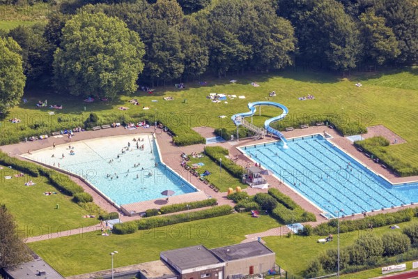 Aerial view, outdoor pool and wave pool Weddinghofen in the leisure centre Im Häupen in Weddinghofen in Bergkamen, Ruhr area, North Rhine-Westphalia, Germany, bathing establishment, bathing resort, bathing fun, Bergkamen, DE, Europe, outdoor pool, leisure facility, leisure pool, leisure activities, aerial view, aerial photography, aerial photography, swimming pool, swimming pool, overview, bird's eye view, water slide, birds-eyes view, overview
