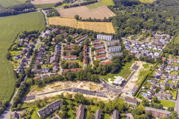 Aerial view, construction site AWO kindergarten and new housing estate Heidegärten on Berliner Straße in Weddinghofen, Bergkamen, Ruhr area, North Rhine-Westphalia, Germany, construction work, construction area, building site, building plots, construction project, construction site, DE, Europe, property tax, real estate, kindergarten, day care centre, day care centre, aerial photography, aerial photography, aerial photography, new building, overview, bird's-eye view, residential complex, living and living, residential area, residential buildings, residential quality, residential quarter, housing estate, birds-eyes view, overview