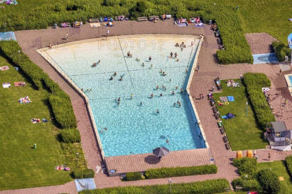 Aerial view, outdoor pool and wave pool Weddinghofen in the leisure centre Im Häupen in Weddinghofen in Bergkamen, Ruhr area, North Rhine-Westphalia, Germany, bathing establishment, bathing resort, bathing fun, Bergkamen, DE, Europe, outdoor pool, leisure facility, leisure pool, leisure activities, aerial photograph, aerial photography, aerial photography, swimming pool, swimming pool, overview, bird's eye view, birds-eyes view, overview