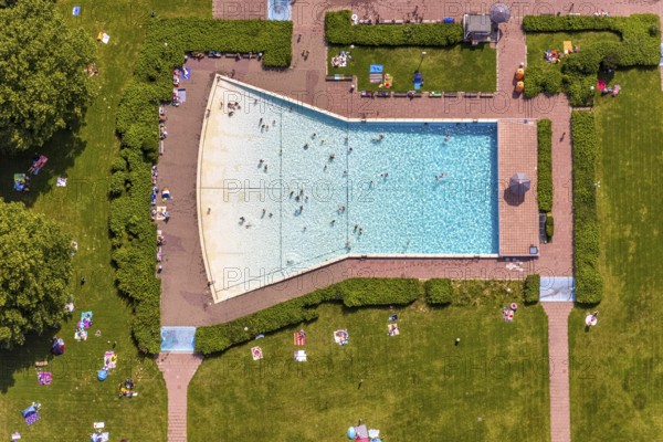 Aerial view, outdoor pool and wave pool Weddinghofen in the leisure centre Im Häupen in Weddinghofen in Bergkamen, Ruhr area, North Rhine-Westphalia, Germany, bathing establishment, bathing resort, bathing fun, Bergkamen, DE, Europe, outdoor pool, leisure facility, leisure pool, leisure activities, aerial photograph, aerial photography, aerial photography, swimming pool, swimming pool, overview, bird's eye view, birds-eyes view, overview