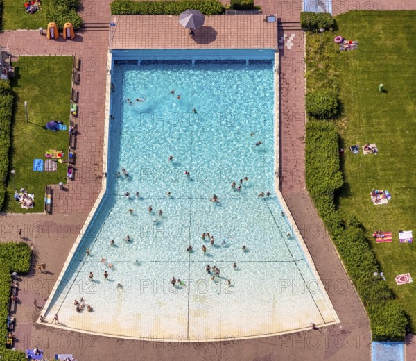 Aerial view, outdoor pool and wave pool Weddinghofen in the leisure centre Im Häupen in Weddinghofen in Bergkamen, Ruhr area, North Rhine-Westphalia, Germany, bathing establishment, bathing resort, bathing fun, Bergkamen, DE, Europe, outdoor pool, leisure facility, leisure pool, leisure activities, aerial photograph, aerial photography, aerial photography, swimming pool, swimming pool, overview, bird's eye view, birds-eyes view, overview