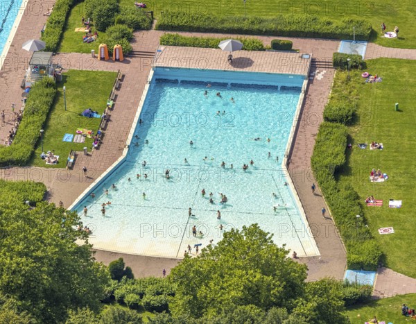 Aerial view, outdoor pool and wave pool Weddinghofen in the leisure centre Im Häupen in Weddinghofen in Bergkamen, Ruhr area, North Rhine-Westphalia, Germany, bathing establishment, bathing resort, bathing fun, Bergkamen, DE, Europe, outdoor pool, leisure facility, leisure pool, leisure activities, aerial photograph, aerial photography, aerial photography, swimming pool, swimming pool, overview, bird's eye view, birds-eyes view, overview