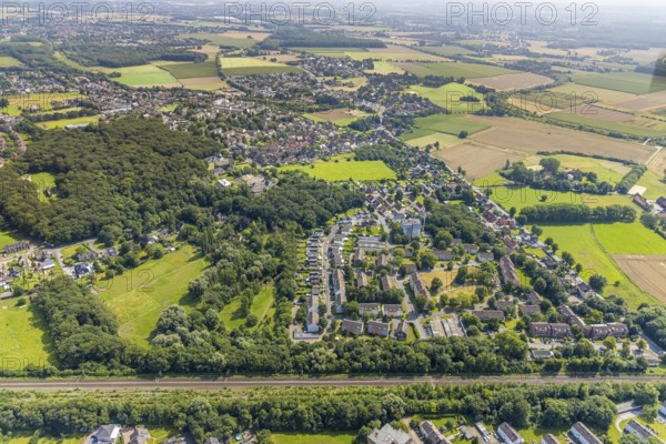 Aerial view, local view between Bahnhofstraße and Alisostraße with RWE Rheinland Westfalen Netz AG in the district Oberaden, Bergkamen, Ruhr area, North Rhine-Westphalia, Germany, DE, Europe, property tax, real estate, aerial view, aerial photography, aerial photography, overview, bird's-eye view, residential area, living and living, residential area, residential buildings, residential quality, housing estate, birds-eyes view, overview