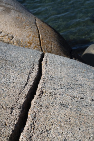 Rocky coast, Bohus granite, cracks in the rock, Ramsvik, Naturreservat Ramsviklandet, Bohuslän, Skagerrak, Sotenäs, Västra Götalands län, Sweden