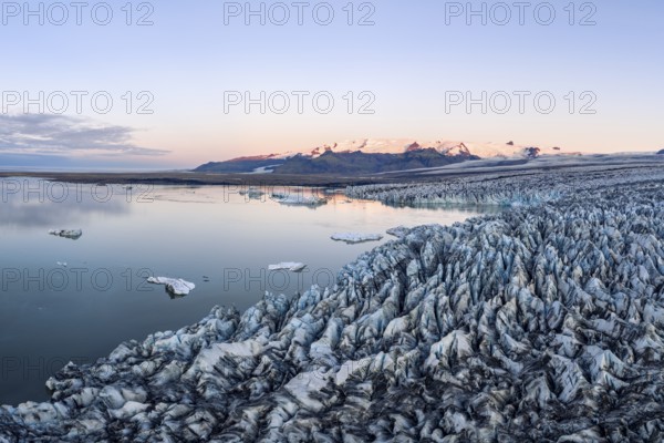 Glacier and mountains of the Vatnajökull glacier, Vatnajökull National Park, South Iceland, Iceland