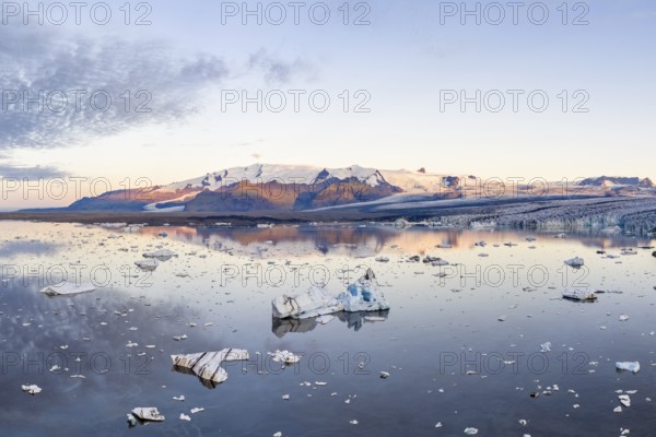 Icebergs in glacier lagoon, Vatnajökull glacier, Vatnajökull National Park, South Iceland, Iceland