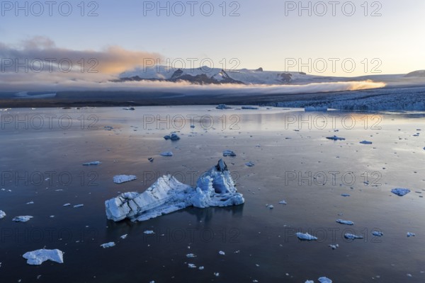 Icebergs in glacier lagoon, Vatnajökull glacier, Vatnajökull National Park, South Iceland, Iceland