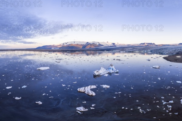 Icebergs in glacier lagoon, Vatnajökull glacier, Vatnajökull National Park, South Iceland, Iceland