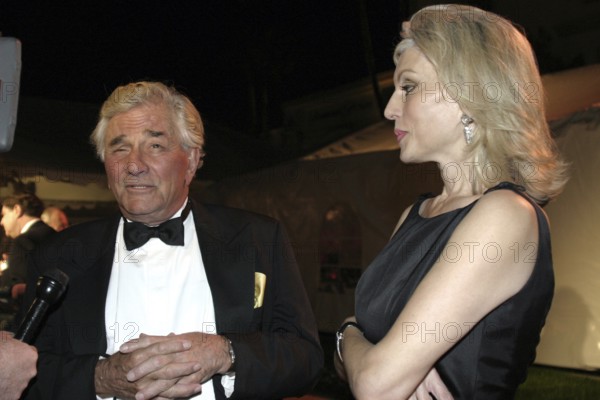 Peter Falk and Shera Danese at the the 2nd Annual Guardian IDA Awards fundraiser held at Paramount Studios in Hollywood, USA on October 30, 2004, Hollywood, CA, USA, Los Angeles, California, USA