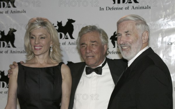 Dr. Elliot M. Katz, Peter Falk and wife Shera Danese at the the 2nd Annual Guardian IDA Awards fundraiser held at Paramount Studios in Hollywood, USA on October 30, 2004, Hollywood, CA, USA, Los Angeles, California, USA