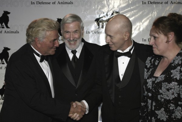 Peter Falk and Dr. Elliot M. Katz at the the 2nd Annual Guardian IDA Awards fundraiser held at Paramount Studios in Hollywood, USA on October 30, 2004, Hollywood, CA, USA, Los Angeles, California, USA
