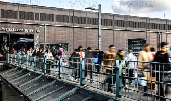 People walking across a bridge at Warschauer Straße station, Berlin, 02 October 2025, Berlin, Berlin, Germany
