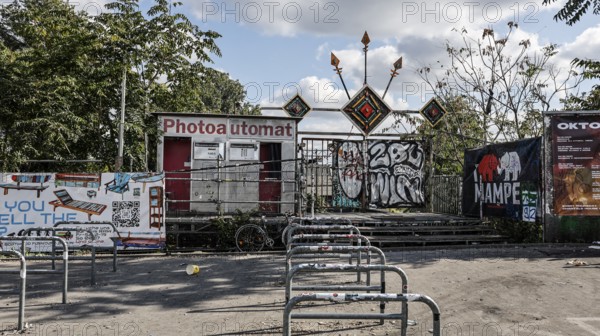 Photo booth at the Warschauer Brücke, Berlin, 02.10.2025, Berlin, Berlin, Germany