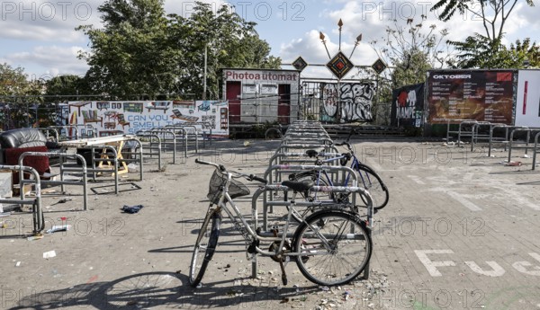 Littered parking space for bicycles at Warschauer Brücke, Berlin, 02/10/2025, Berlin, Berlin, Germany