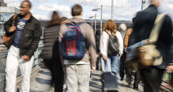 People walking across a bridge at Warschauer Straße station, Berlin, 02 October 2025, Berlin, Berlin, Germany