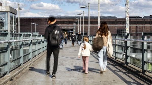 People walking across a bridge at Warschauer Straße station, Berlin, 02 October 2025, Berlin, Berlin, Germany