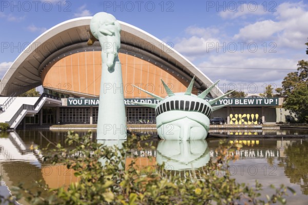 Symbolisation of a Statue of Liberty submerged in water in front of the Haus der Kulturen der Welt at the HKW Takeover: The Possibility of Unreason by Jan Böhmermann & Gruppe Royale. The exhibition will be accompanied by concerts, shows, TV recordings, performances, film screenings and discussions from 27 September to 19 October 2025