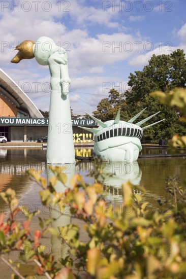 Symbolisation of a Statue of Liberty submerged in water in front of the Haus der Kulturen der Welt at the HKW Takeover: The Possibility of Unreason by Jan Böhmermann & Gruppe Royale. The exhibition will be accompanied by concerts, shows, TV recordings, performances, film screenings and discussions from 27 September to 19 October 2025