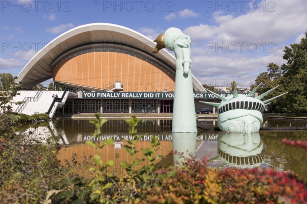 Symbolisation of a Statue of Liberty submerged in water in front of the Haus der Kulturen der Welt at the HKW Takeover: The Possibility of Unreason by Jan Böhmermann & Gruppe Royale. The exhibition will be accompanied by concerts, shows, TV recordings, performances, film screenings and discussions from 27 September to 19 October 2025