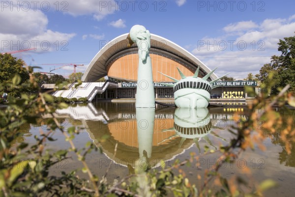 Symbolisation of a Statue of Liberty submerged in water in front of the Haus der Kulturen der Welt at the HKW Takeover: The Possibility of Unreason by Jan Böhmermann & Gruppe Royale. The exhibition will be accompanied by concerts, shows, TV recordings, performances, film screenings and discussions from 27 September to 19 October 2025