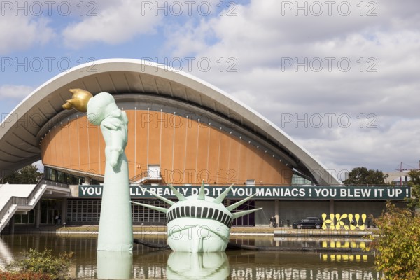 Symbolisation of a Statue of Liberty submerged in water in front of the Haus der Kulturen der Welt at the HKW Takeover: The Possibility of Unreason by Jan Böhmermann & Gruppe Royale. The exhibition will be accompanied by concerts, shows, TV recordings, performances, film screenings and discussions from 27 September to 19 October 2025