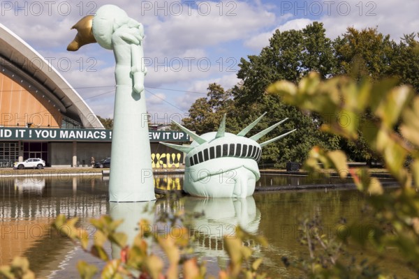 Symbolisation of a Statue of Liberty submerged in water in front of the Haus der Kulturen der Welt at the HKW Takeover: The Possibility of Unreason by Jan Böhmermann & Gruppe Royale. The exhibition will be accompanied by concerts, shows, TV recordings, performances, film screenings and discussions from 27 September to 19 October 2025